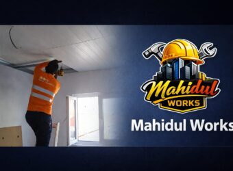 Este manual técnico foi desenvolvido pela Mahidul Works (formação certificada ISQ Academy) para consolidar as melhores práticas na instalação de sistemas de gesso cartonado em Portugal. Sendo um sistema construtivo a seco (Drywall), a precisão na modelação metálica, a escolha correta das placas e o tratamento rigoroso das juntas determinam a qualidade, isolamento e durabilidade da obra, respeitando a norma europeia EN 520. 1. ESTRUTURA METÁLICA E MODULAÇÃO: AFASTAMENTO DE 40 CM Para garantir a estabilidade mecânica e evitar deformações ou fissuras estruturais em divisórias (paredes) e tetos falsos, a regra de ouro da engenharia dita um afastamento máximo de 40 cm (400 mm) de eixo a eixo entre os perfis. Divisórias (Paredes): Fixam-se as Raias (guias horizontais) no teto e no chão com banda acústica. Os Montantes (perfis verticais) devem ser encaixados rigidamente a cada 40 cm. Embora o espaçamento de 60 cm seja comum em zonas secas simples, o afastamento de 40 cm é obrigatório em cozinhas, casas de banho (zonas húmidas) ou quando se aplica placas duplas ou cerâmica (azulejos), suportando maior carga física. Tetos Falsos: Os perfis portantes suspensos por pivots e varões roscados devem manter a modulação de 40 cm. Isso evita o efeito de curvatura (flecha) na placa de gesso devido à gravidade e ao peso do isolamento térmico/acústico. 2. GUIA DE SELEÇÃO DE PLACAS GYPTEC Cada zona de uma habitação exige propriedades técnicas específicas. A gama Gyptec oferece soluções certificadas para cada cenário: Placa HIDRÓFUGA (Verde - Tipo H1): Onde usar: Zona Húmida (Casas de banho / WCs, lavandarias) e paredes de suporte na Cozinha. Porquê: Contém agentes hidrófugos que reduzem a absorção de água e previnem o aparecimento de bolor. É a base ideal para aplicar revestimento cerâmico (azulejos). Placa ANTI-FOGO (Rosa - Tipo F): Onde usar: Cozinhas (zona de fogão/forno), lareiras, casas de máquinas e divisórias corta-fogo. Porquê: Incorpora fibra de vidro na alma de gesso, aumentando a resistência mecânica e retardando a propagação do fogo em caso de incêndio. Placa ALTA DUREZA (Azul / Cinza Escuro - Tipo D): Onde usar: Salas, corredores e zonas de grande impacto ou edifícios públicos (escolas, hospitais). Porquê: Tem maior densidade superficial, oferecendo extrema resistência a pancadas e melhorando o isolamento acústico natural. Placa GOLD (Multifunções - D, F, H1, I, R): Onde usar: Salas de estar, quartos premium e ginásios domésticos. Porquê: Uma placa topo de gama "tudo-em-um" que resiste ao fogo, humidade moderada, impactos e possui alta capacidade de suporte para cargas suspensas (como TVs de grandes dimensões e armários). Placa GYPTEC A1 (Branca - Tipo A): Onde usar: Rotas de evacuação, tetos técnicos e saídas de emergência. Porquê: Totalmente incombustível (Reação ao fogo Classe A1), garantindo segurança máxima em projetos comerciais e residenciais exigentes. 3. ISOLAMENTO TÉRMICO E ACÚSTICO Um sistema de gesso cartonado só está completo com o correto isolamento interior: Isolamento Acústico (Quarto e Sala): No interior da estrutura de 40 cm, deve aplicar-se Lã de Rocha (Mineral) com densidade entre 40 kg/m³ e 70 kg/m³. Isto amortece as ondas sonoras (ruído aéreo) entre divisões. Em tetos falsos, reduz drasticamente o ruído de passos proveniente do piso superior. Isolamento Térmico: Em revestimentos de paredes exteriores (fachadas interiores), aplica-se Lã de Vidro ou Lã de Rocha de baixa densidade. Este sistema elimina as pontes térmicas, mantendo a temperatura estável em Portugal (isolando contra o frio rigoroso do inverno e o calor do verão). 4. TRATAMENTO DE JUNTAS: FITAS ADEQUADAS O tratamento de juntas deve seguir o processo de 3 demãos de massa. A escolha da fita (Fita junta) varia segundo o ambiente: Zonas Normais (Quartos, Salas, Corredores): Usa-se obrigatoriamente a Fita de Papel Kraft Microperfurado. É a única fita homologada que oferece máxima resistência à tração mecânica estrutural, evitando microfissuras a longo prazo. Zonas Húmidas (Casas de Banho e Cozinhas): Devido à presença de vapor e humidade que podem deteriorar o papel, utiliza-se a Fita de Rede de Fibra de Vidro (Autoadesiva) em conjunto com massa de juntas de secagem rápida repelente à água (Classe H1). 5. JUNTAS DE DILATAÇÃO: REGRA DE ENGENHARIA As construções sofrem movimentações devido a variações térmicas e assentamento do edifício. As regras técnicas para juntas de dilatação são: A cada 15 Metros: É obrigatório interromper a continuidade da parede ou teto falso e criar uma junta de dilatação técnica a cada 15 metros lineares. Espaçamento por Camadas de Placas (Regra de Ouro): Placa Simples (1 Layer): Deve deixar-se uma folga aberta de 1 cm (10 mm) entre as placas na transição da junta. Placa Dupla (2 Layers): Devido à maior rigidez e peso do sistema de dupla placa, a junta técnica de dilatação deve ter uma abertura livre de 2 cm (20 mm). Acabamento: O vão é preenchido com um perfil de PVC de dilatação adequado ou mastique elástico de poliuretano, garantindo que a estrutura "respire" sem fissurar a superfície visível.